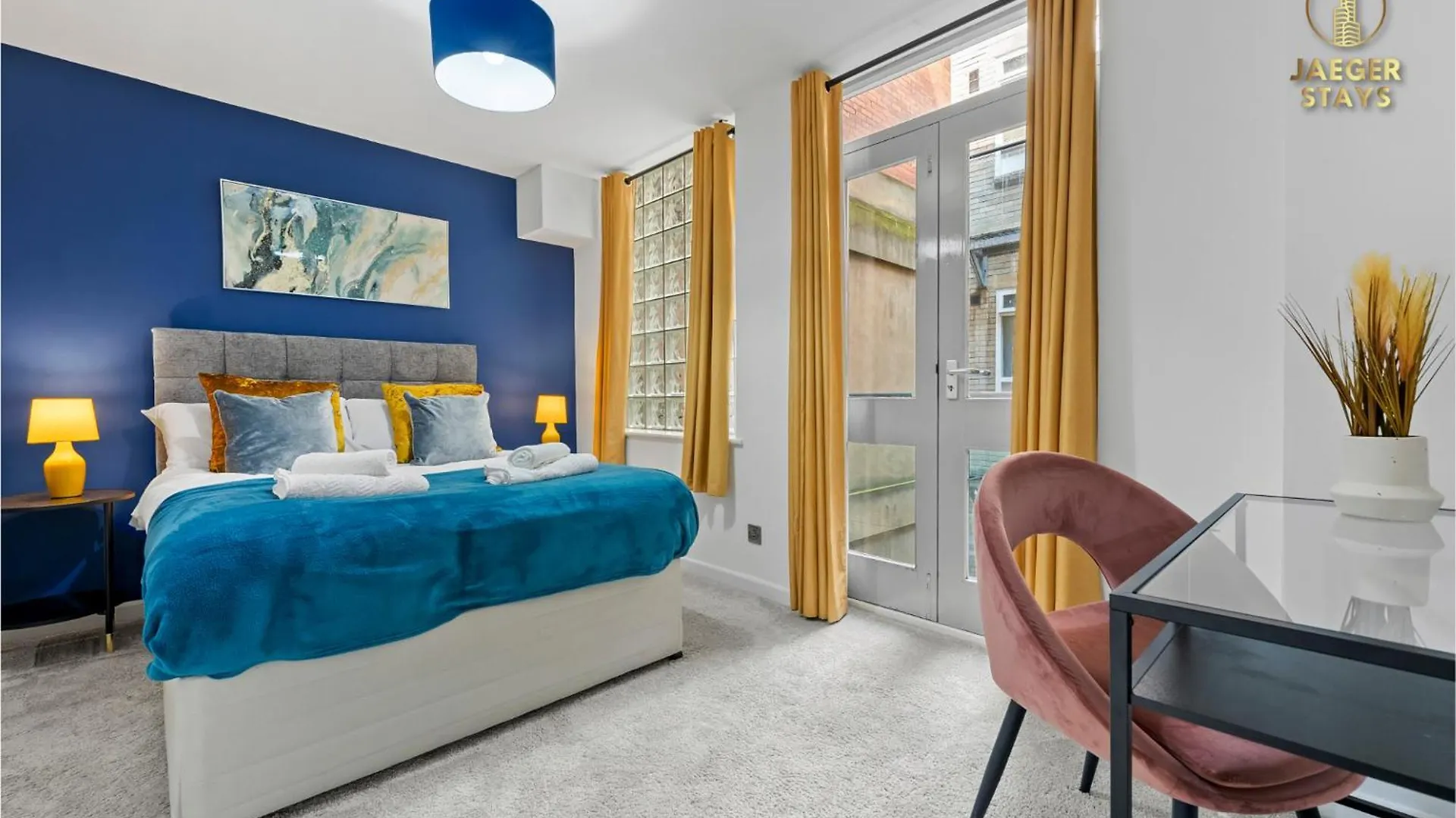 2 Bedroom Greek Street Apartment - Sleeps Up To 6