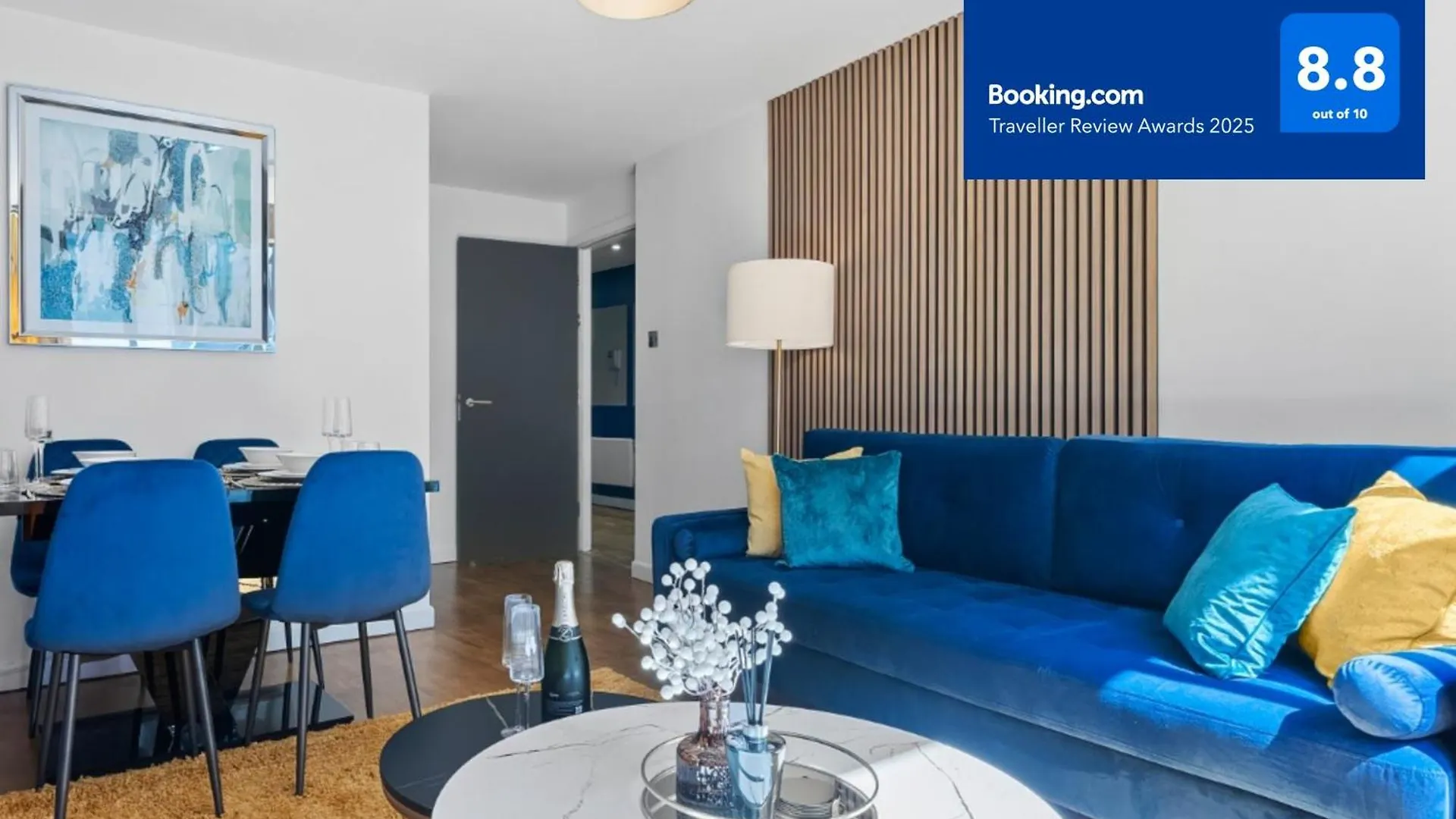 2 Bedroom Greek Street Apartment - Sleeps Up To 6