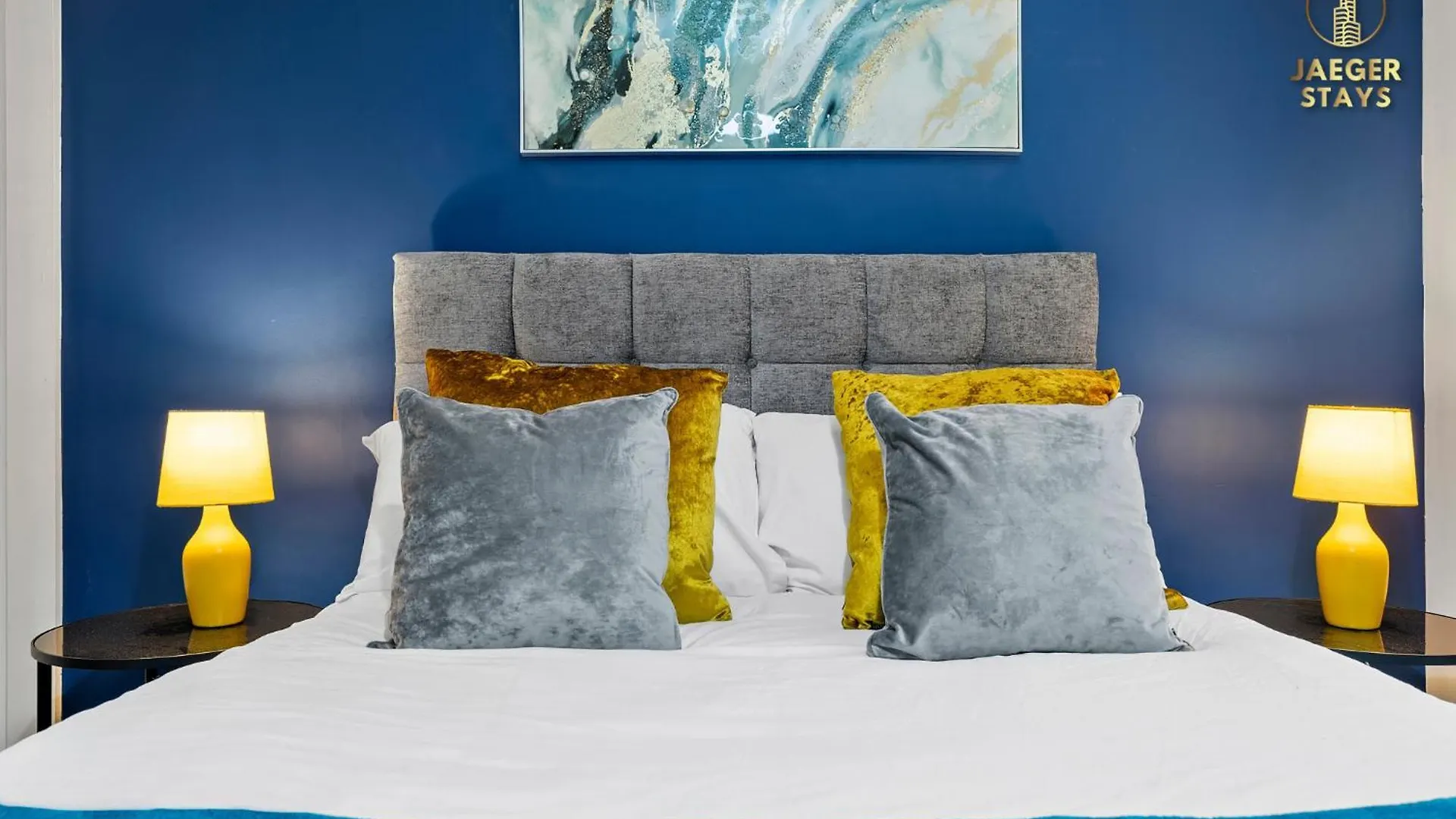 2 Bedroom Greek Street Apartment - Sleeps Up To 6