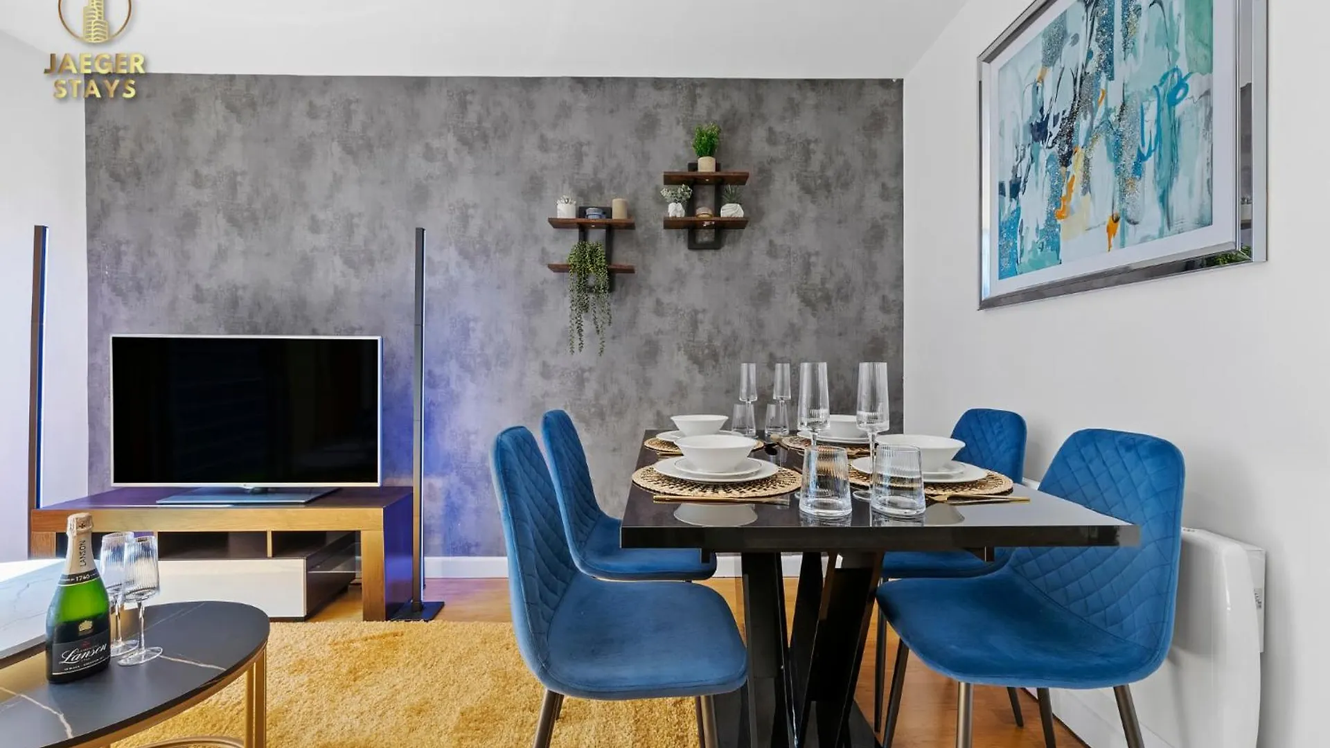 2 Bedroom Greek Street Apartment - Sleeps Up To 6