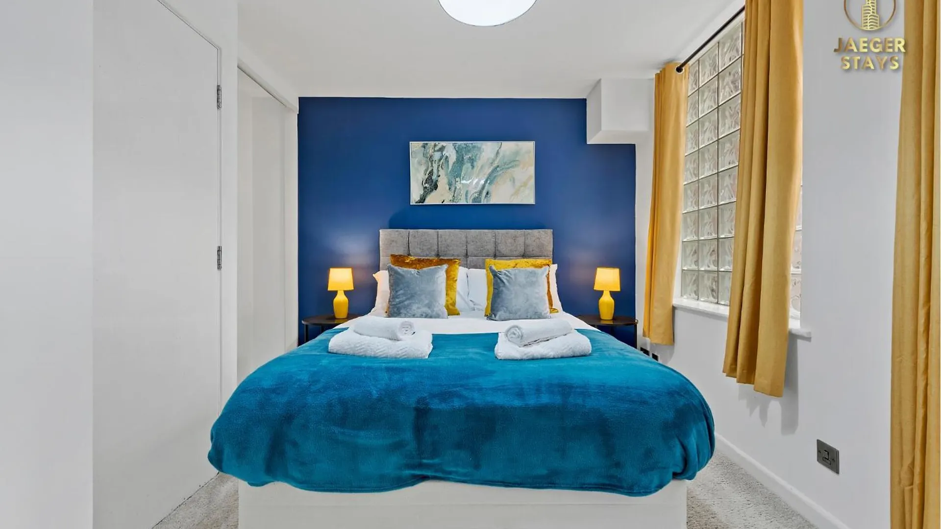 2 Bedroom Greek Street Apartment - Sleeps Up To 6
